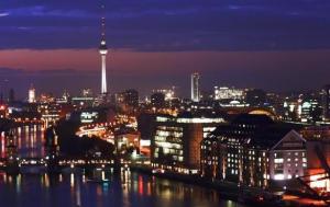 Berlin bei Nacht. (Fotografie: Robert Debowski)